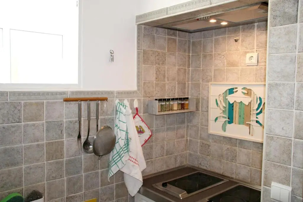 One bedroom bungalow with sea view enclosed garden and wifi at Funchal 1 km away from the beach