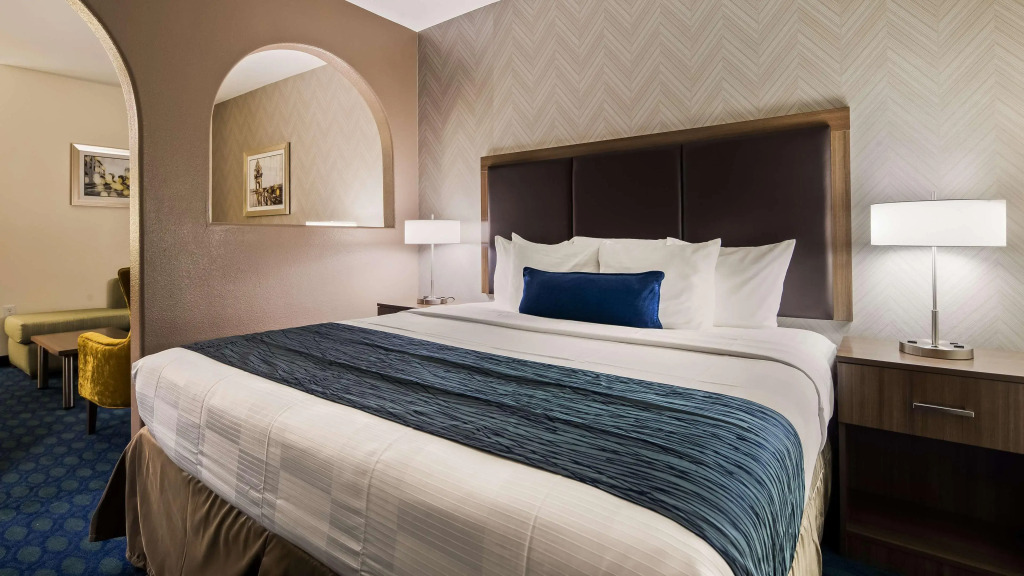 Best Western PLUS Tulsa Inn & Suites