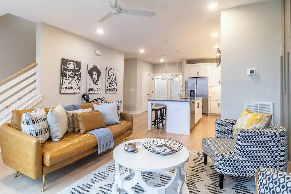 Monty by Avantstay 4bdr 4ba, Balcony w/ Outdoor Seating, 5mins to DT