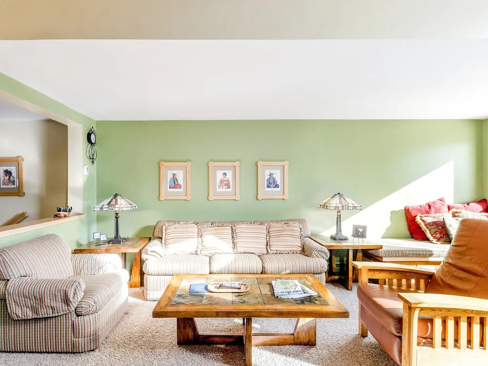 Bright & Cozy Mountainside -pool & Hot Tub 2 Bedroom Condo