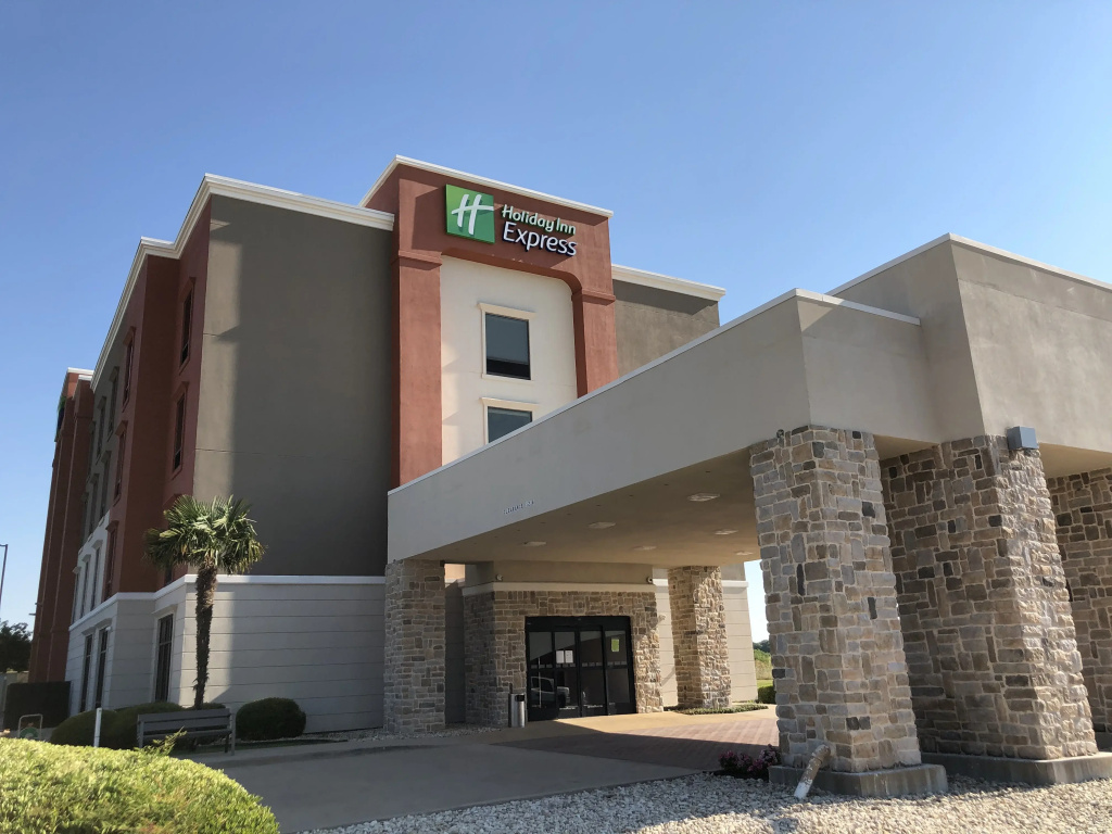 Holiday Inn Express Hillsboro I-35 by IHG