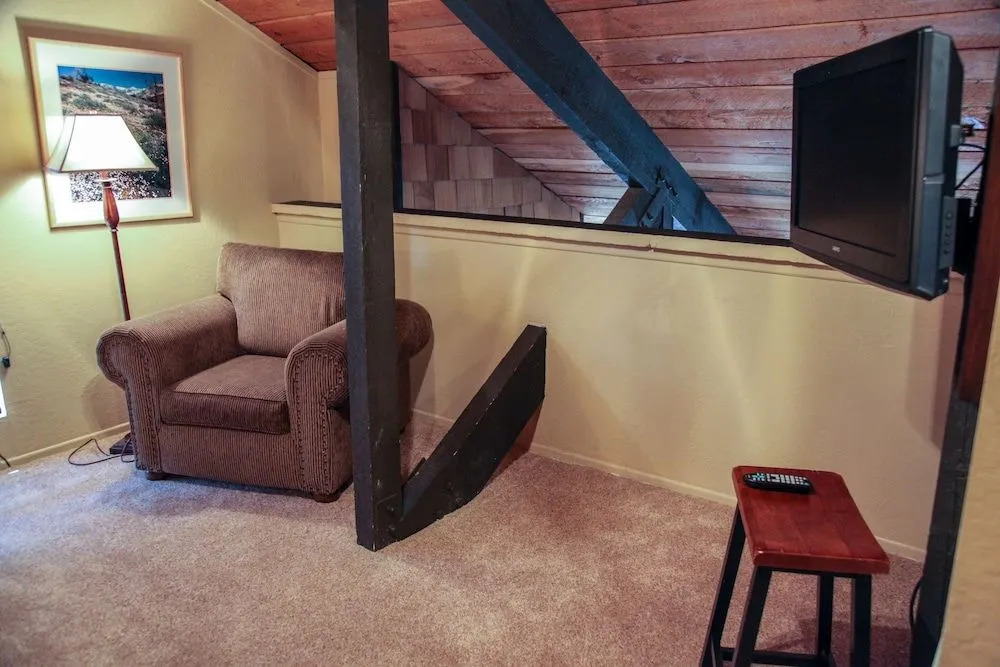 Bigwood 62 Quiet and Cozy in Forest Setting, with Garage Parking by RedAwning