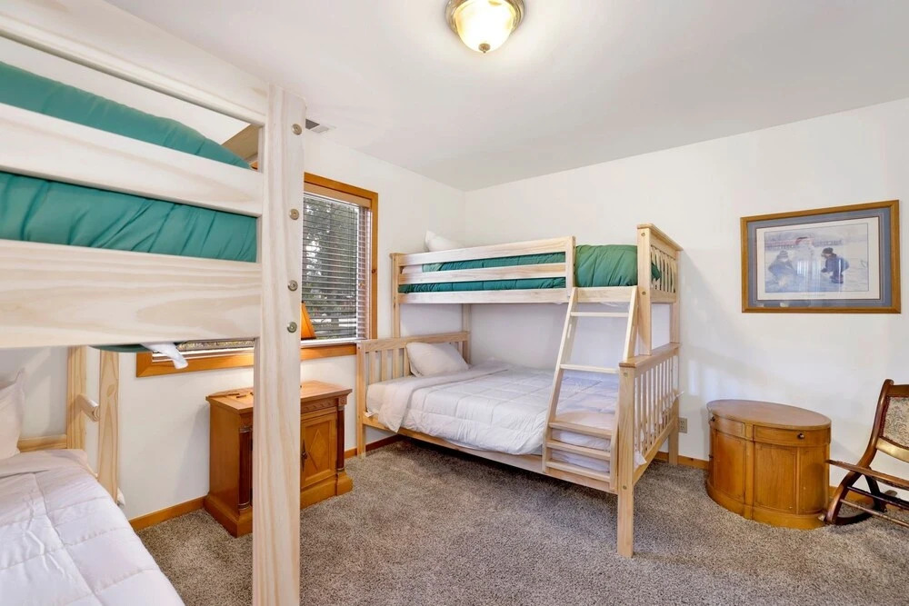 2242 - Happy Hour Inn 3 Bedroom Home by Redawning