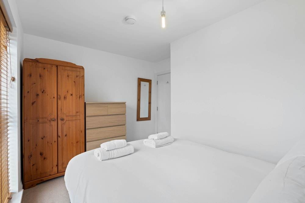 Brighton Getaway - Modern Apartment With Balcony