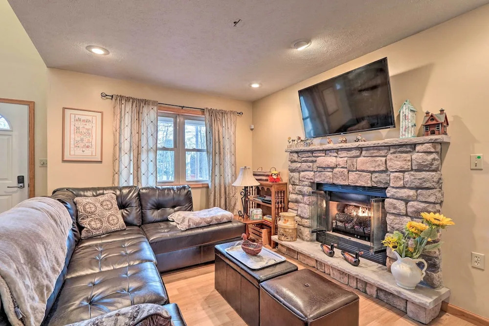 Walk to Pool & Lake: Albrightsville Vacation Home!