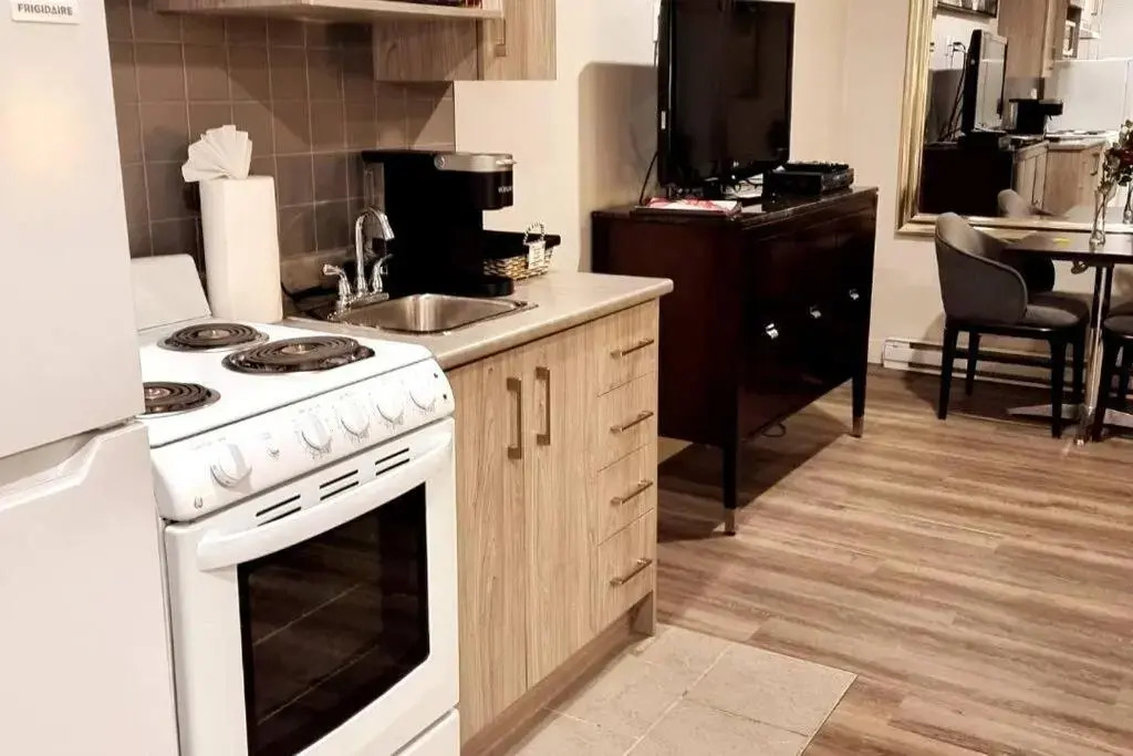 Cozy Spacious 1-BDR Studio #8. FREE Parking