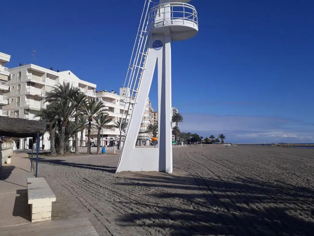 2 bedroom's flat on the beach, City center, 1 line