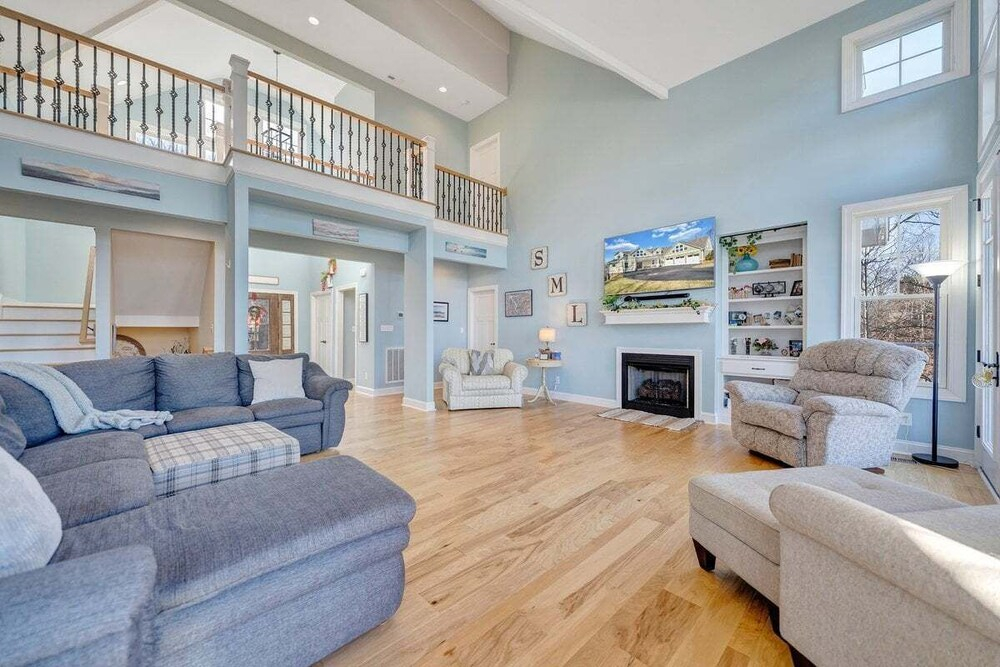 Serenity Shores - Private Lakefront Home With Dock