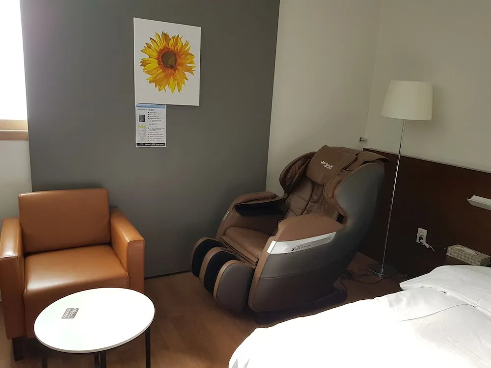 Golden River Hotel