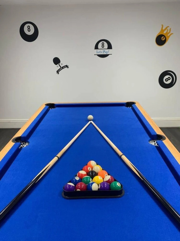 Huge House Pool Table Parking Garden sky tv Wifi