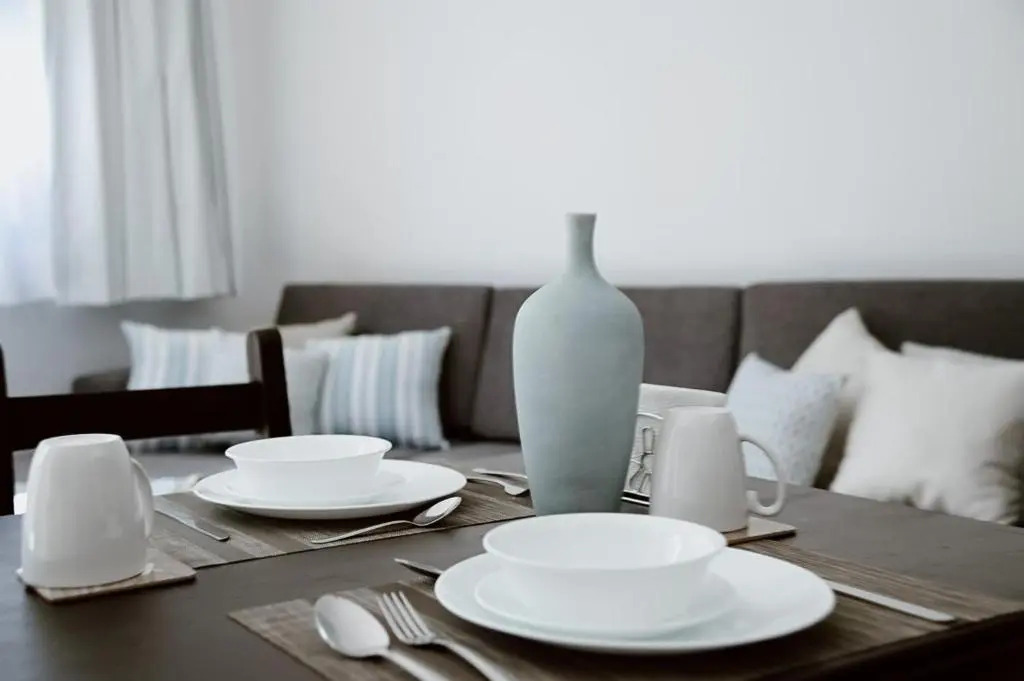 Blue Luxury 1 BD Apartment - Direct exit to the Pool - Fast WiFi - Free Parking