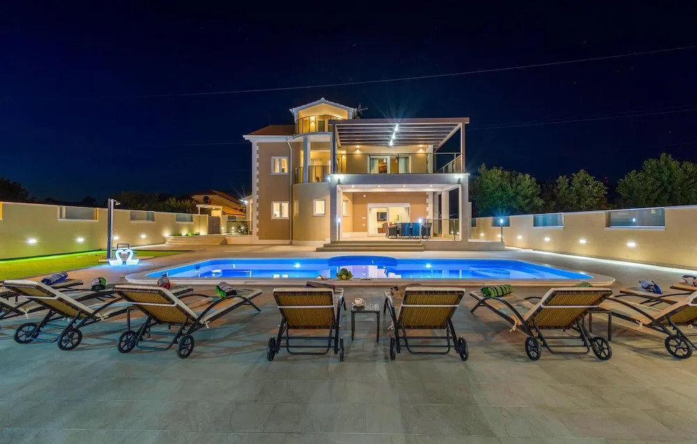 Nice home in Dubrava kod Sibenika w/ Outdoor swimming pool, WiFi and 5 Bedrooms