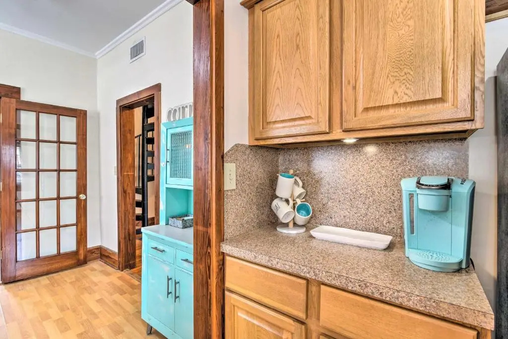 Galveston ‘Blue Bungalow’ - Walk to Beach!