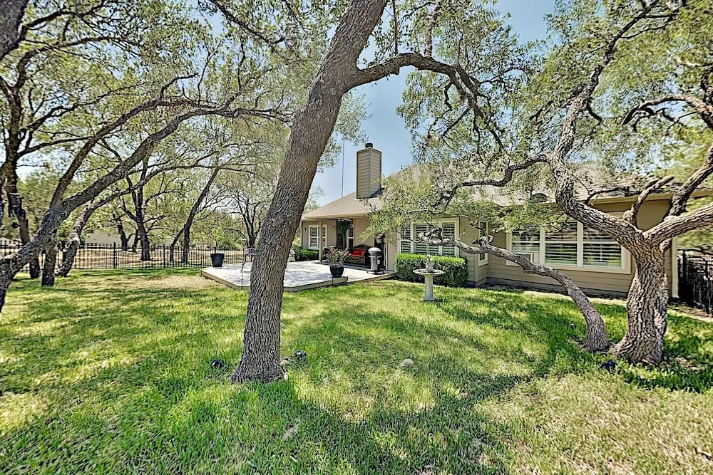 Luxe By The Lake, On-site Pool & Tennis! 3 Bedroom Home