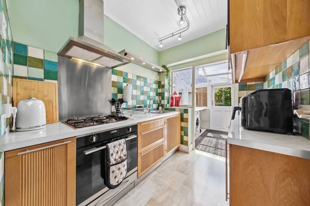 Spacious 3 bd Garden M25, Free Parking,bluewater