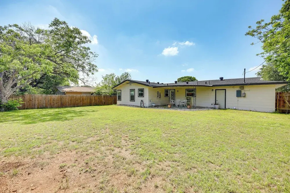 San Antonio Home, 2 Mi to Airport - Pets Welcome!