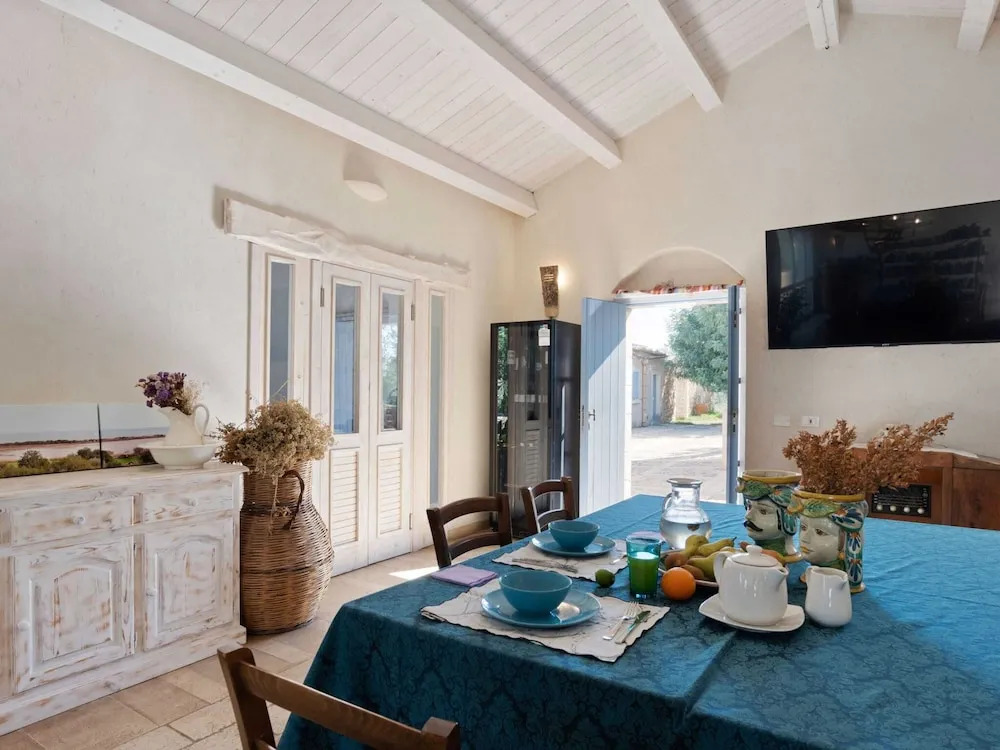 Farmhouse in Noto with Pool and Garden