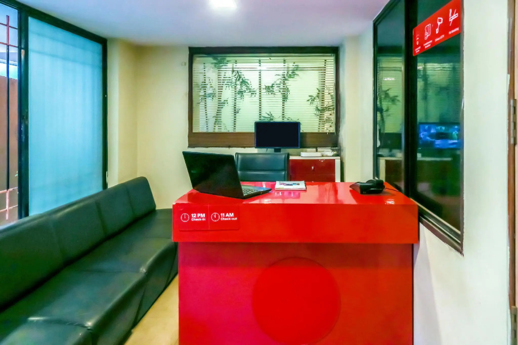 OYO Flagship 18270 Eon Studio Apartments