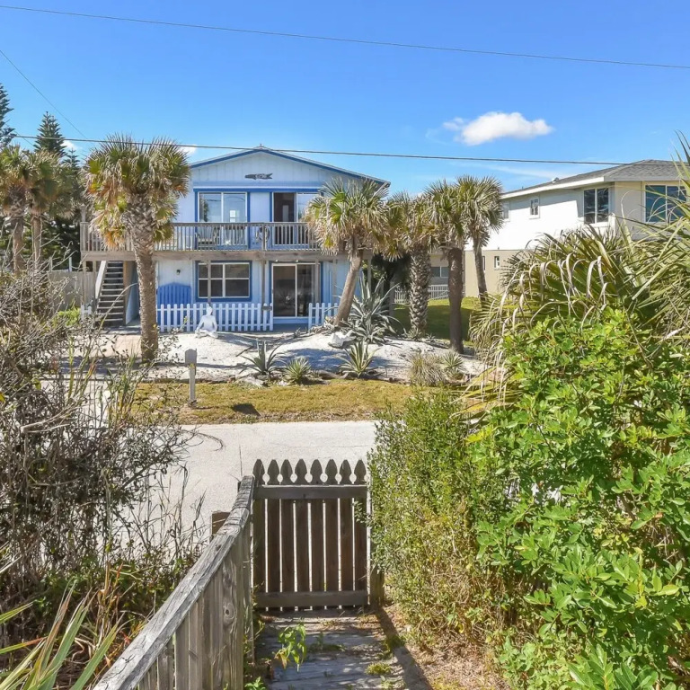 The Artist Beach House Beachfront 6298s