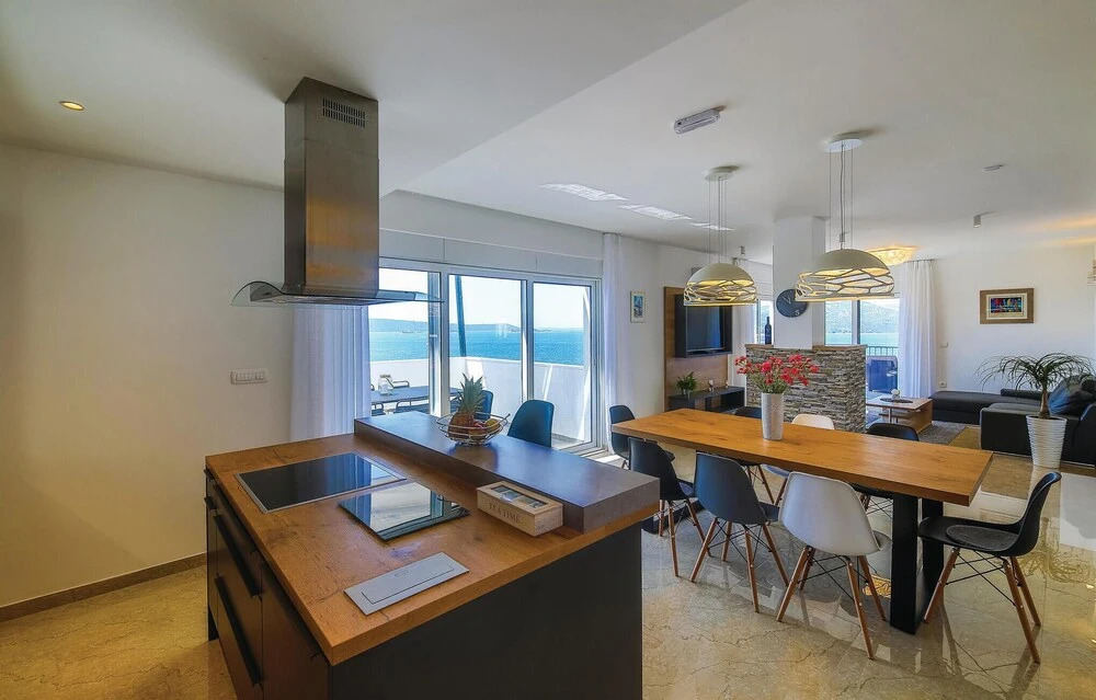 Beautiful Home in Okrug Donji With Sauna, Wifi and 5 Bedrooms