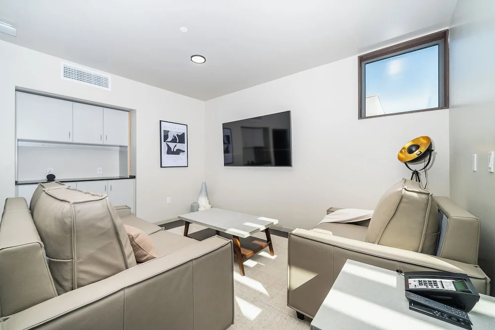 City24 Condo Hotel Little Italy Mission Hills