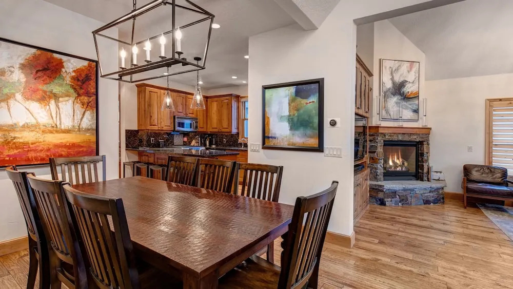Town Lift Gem 4 Bedroom by RedAwning