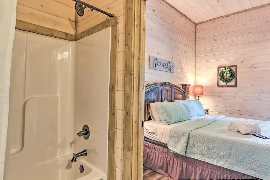 'Madison Bear Garden' 7Bdr w/Hot Tub + Pool Access