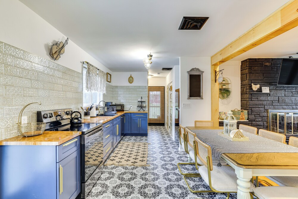 Game Room & Hot Tub! Cresco Family Home