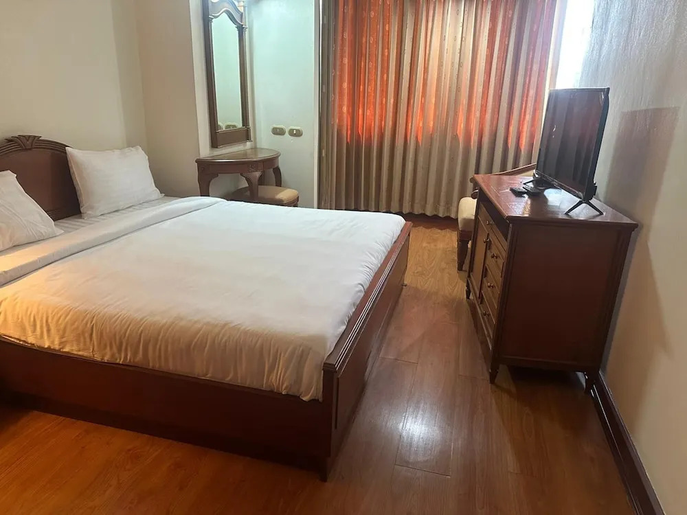 Omni Tower Nana Bangkok - Serviced Apartment on Sukhumvit Soi 4