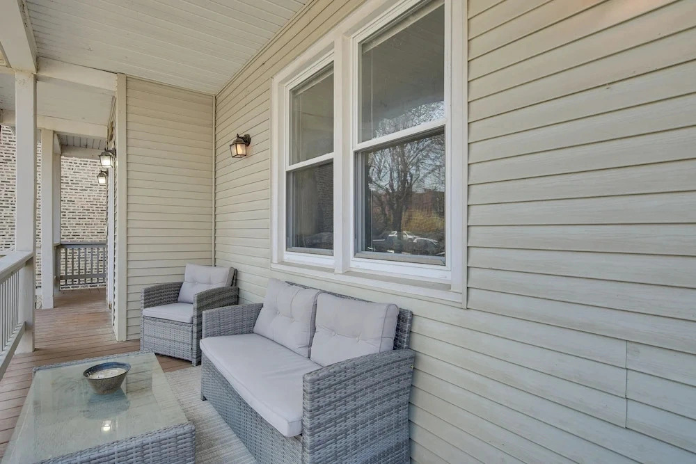 Spacious Chicago Group Home! Walk to Train & Eats