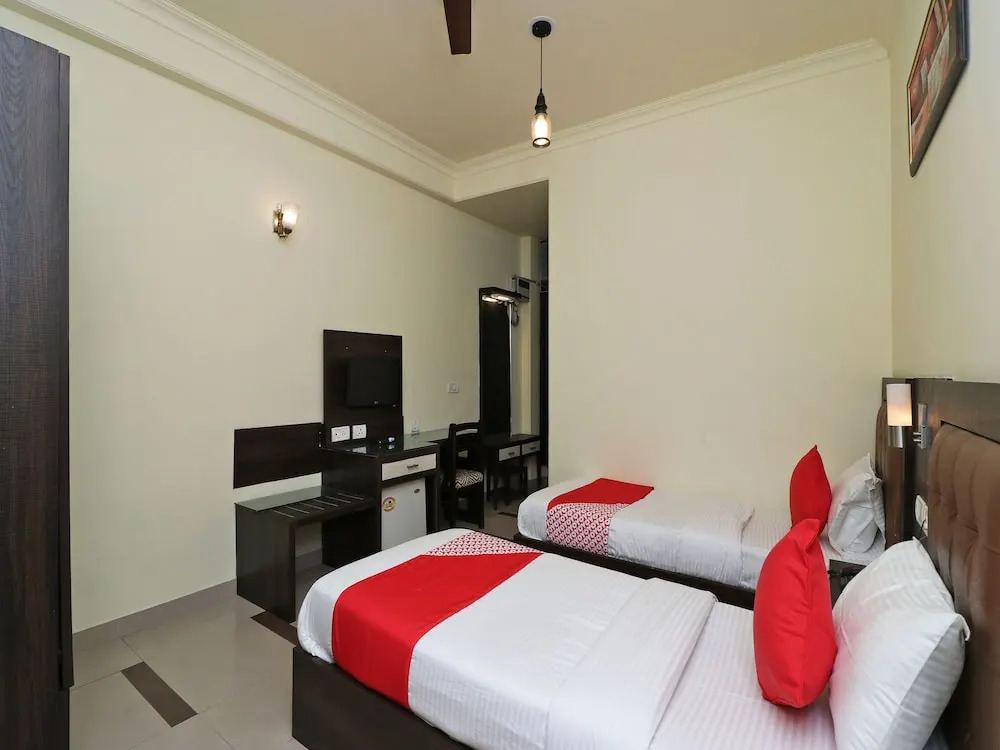 OYO 389 Hotel Applee Inn