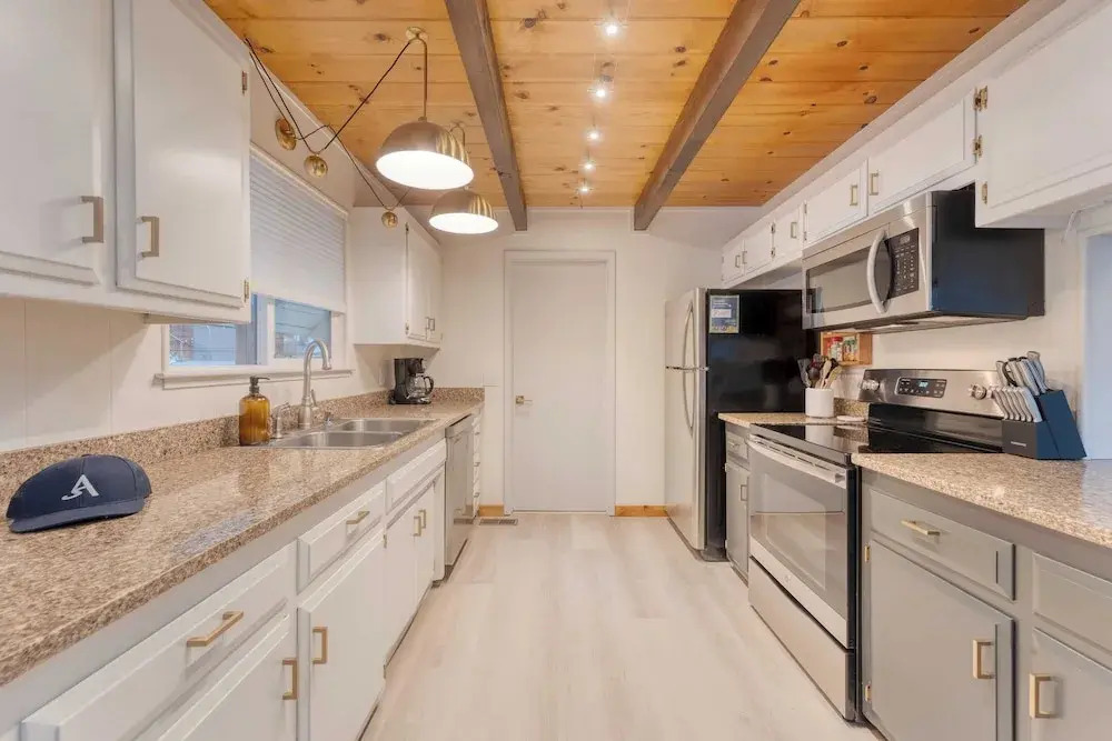 Peaceful Tahoe Retreat by Avantstay Cozy Modern Cabin Sauna, Hot Tub + Fireplace Near Lake
