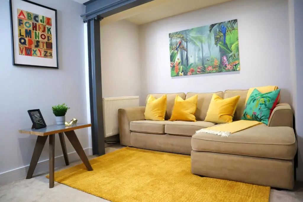 Trendy Urban Industrial Apartment - Great Location - Parking - Netflix - Fast WiFi - Smart TV - Beautiful 2 Double Bedroom Apartment sleeps up to 4!
