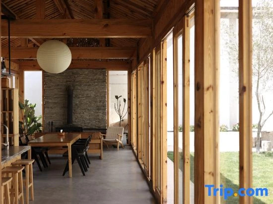 Huaqin · Bali Retreat Wild Luxury Courtyard | 1‑Min Walk to Erhai Lake (Cai Village)