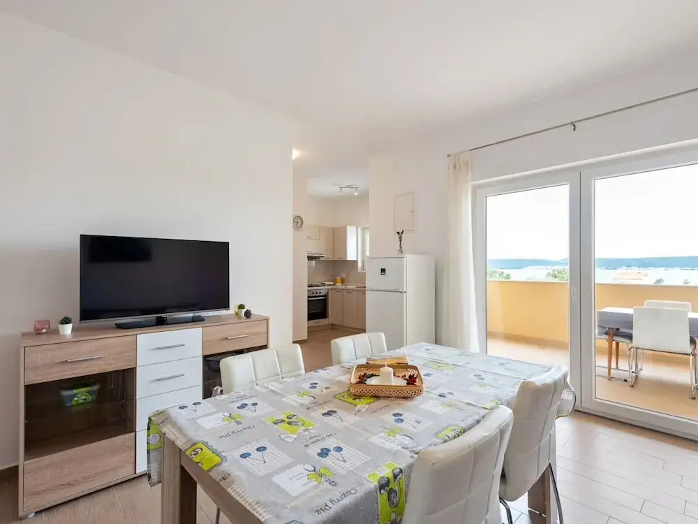 Simplistic Apartment in Neviđane near Sea beach