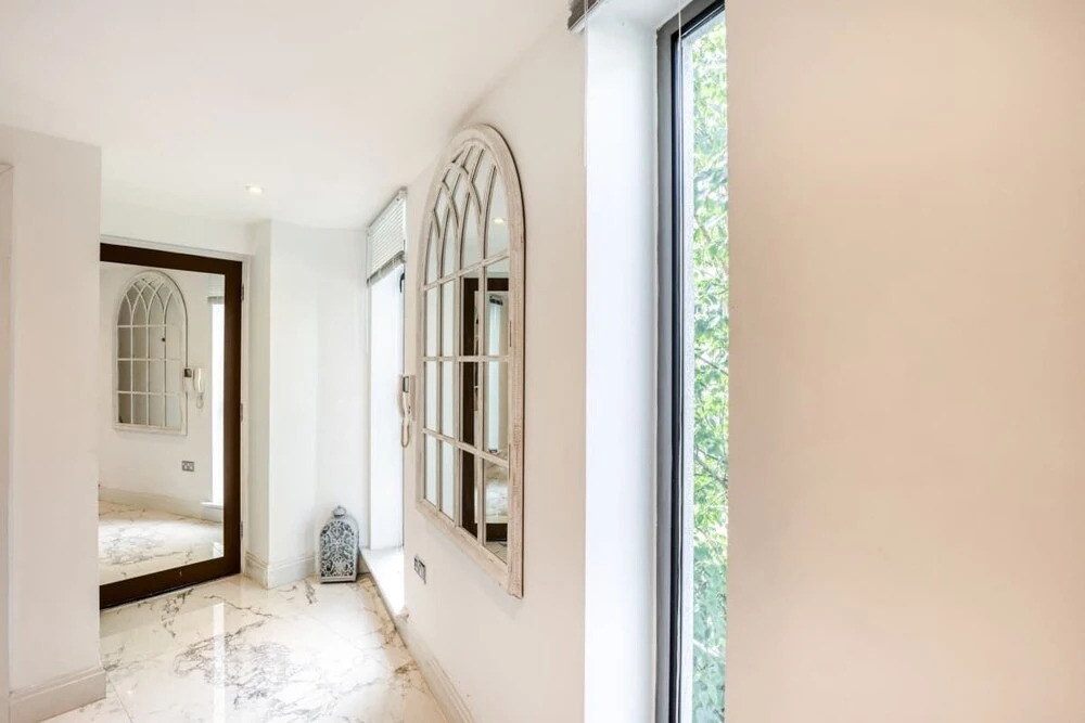 Stylish 1bdr Apt W/balcony, Near Victoria Station