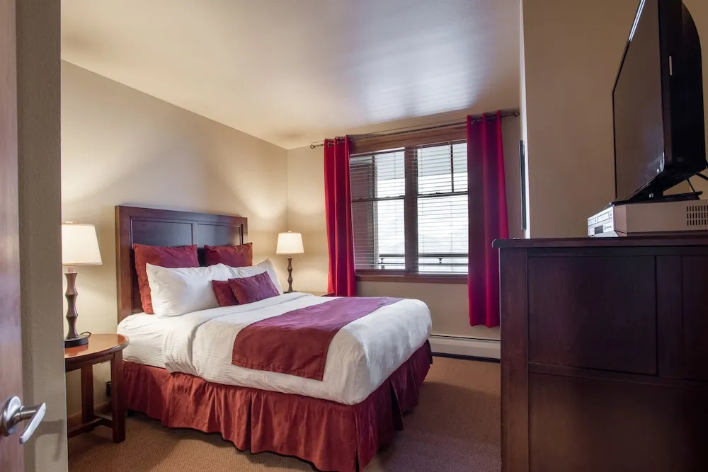 Zephyr Mountain Ski-In Ski-Out Condo