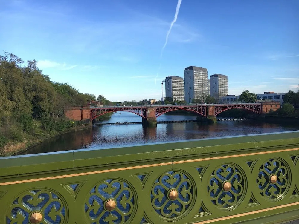 Facing Glasgow Green spacious Apartment Free parking