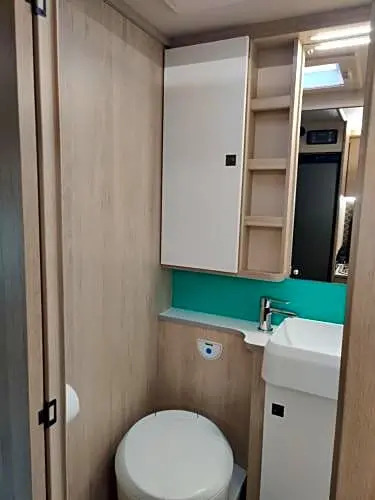 Motorhome -3 double beds OVERNIGHT PARKING N UK LICENSE REQUIRED