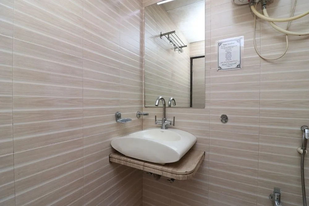 Capital O 1138 Hotel Emerald
