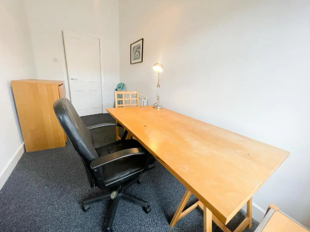 Spacious 3 bedroom Victorian flat City Centre