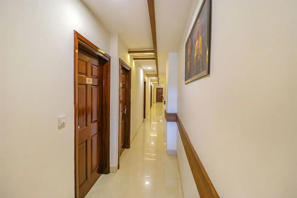 Fabhotel California Heights