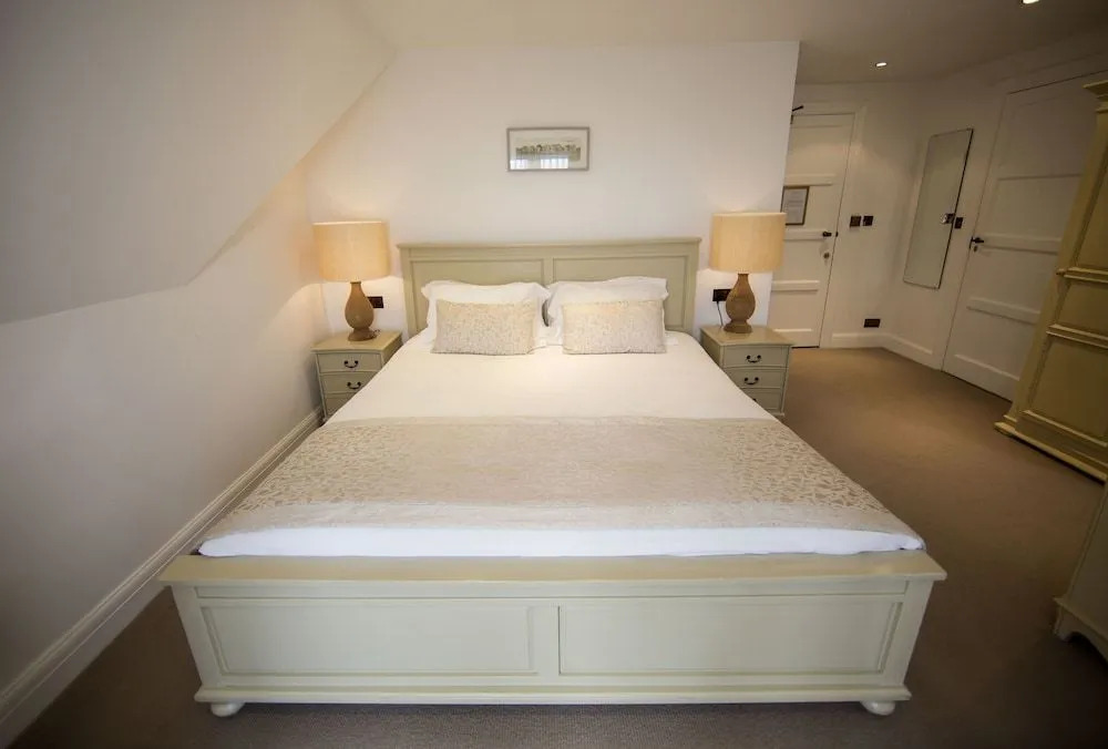 Holm House - Stylish Coastal Suites - HEDD Spa - Silures Bar & Restaurant