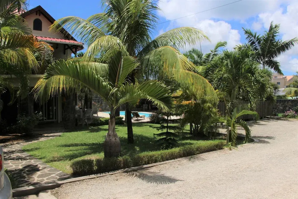 Tropical Villa 5 Min to the Beach