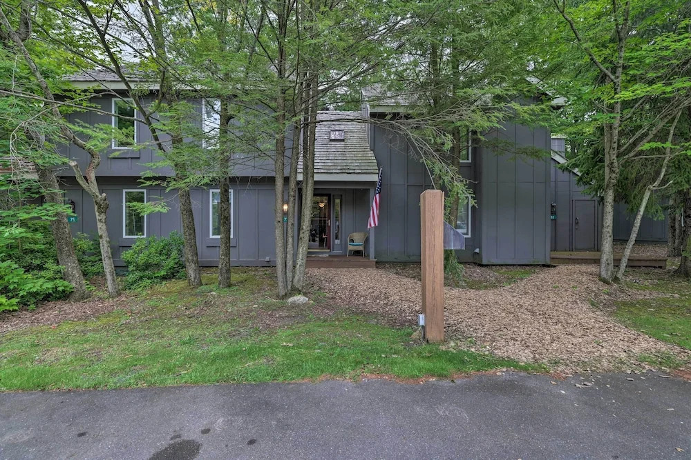 Cozy Poconos Townhome w/ Fireplace Near Jack Frost