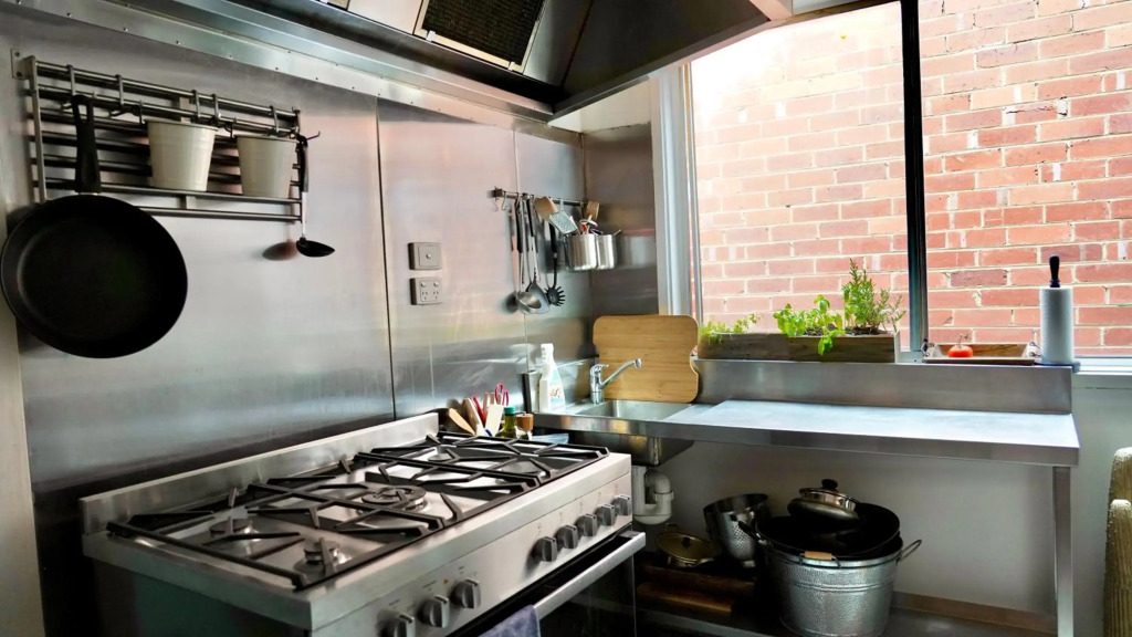 Your home on Smith St Collingwood (With Parking)