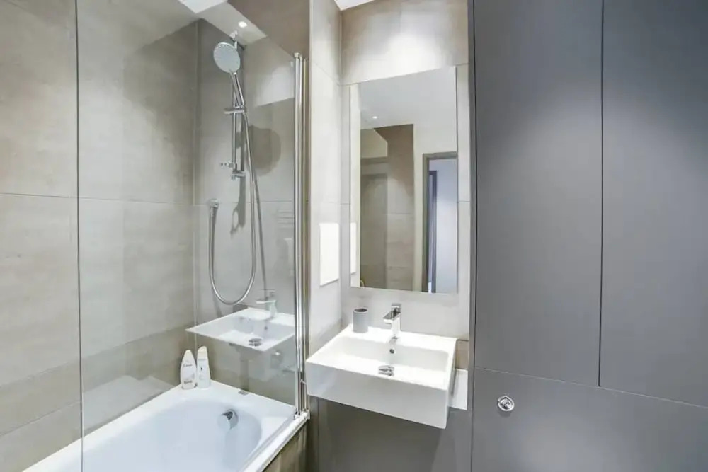 Modern 2bed W/balcony Sleeps 6 in Hackney