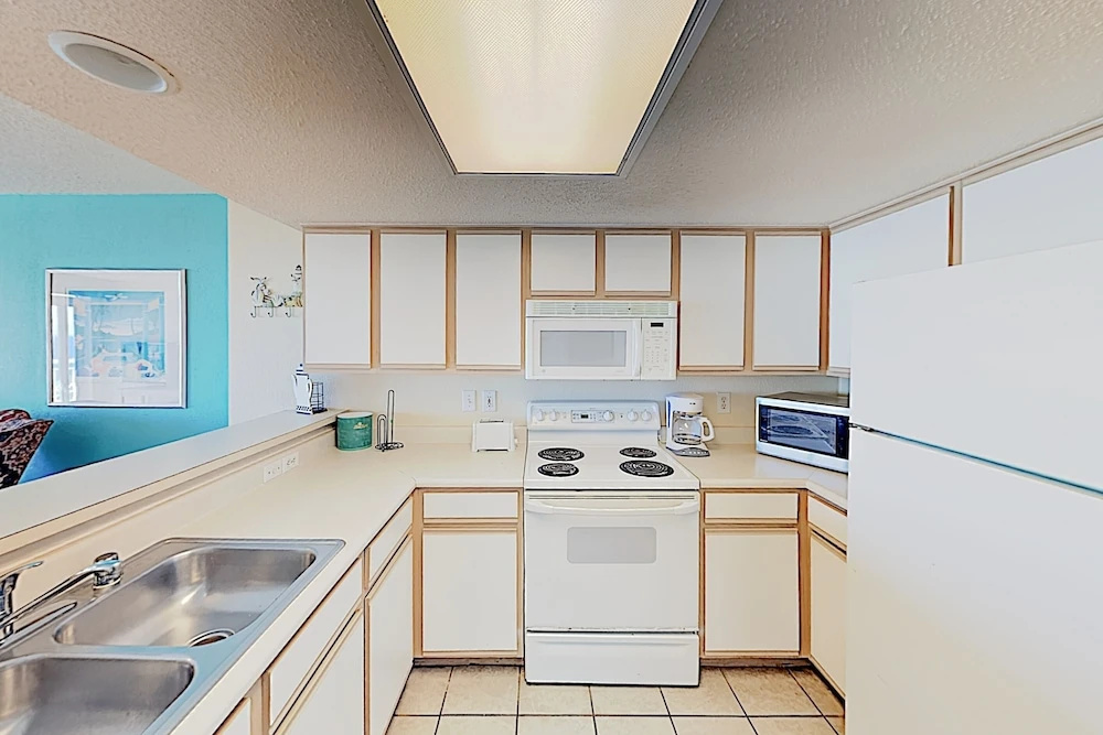 New Listing! Beachfront Resort W/ Epic Amenities 3 Bedroom Condo