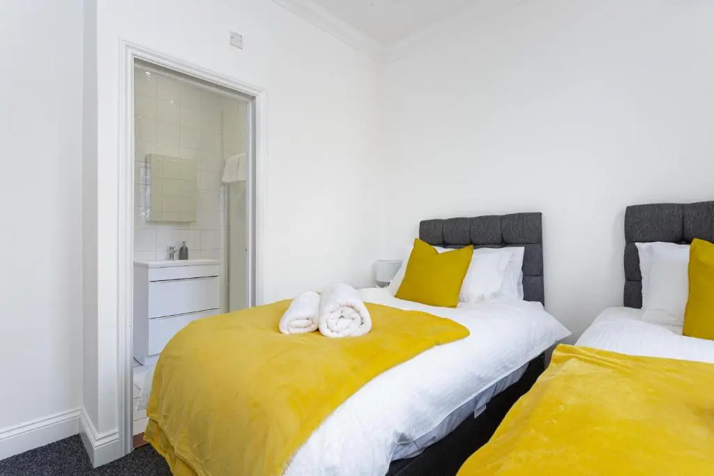 Luxury Granada Apartments - 1 & 2 bed FLATS Perfect for Contractors, Family, Students near Seafront