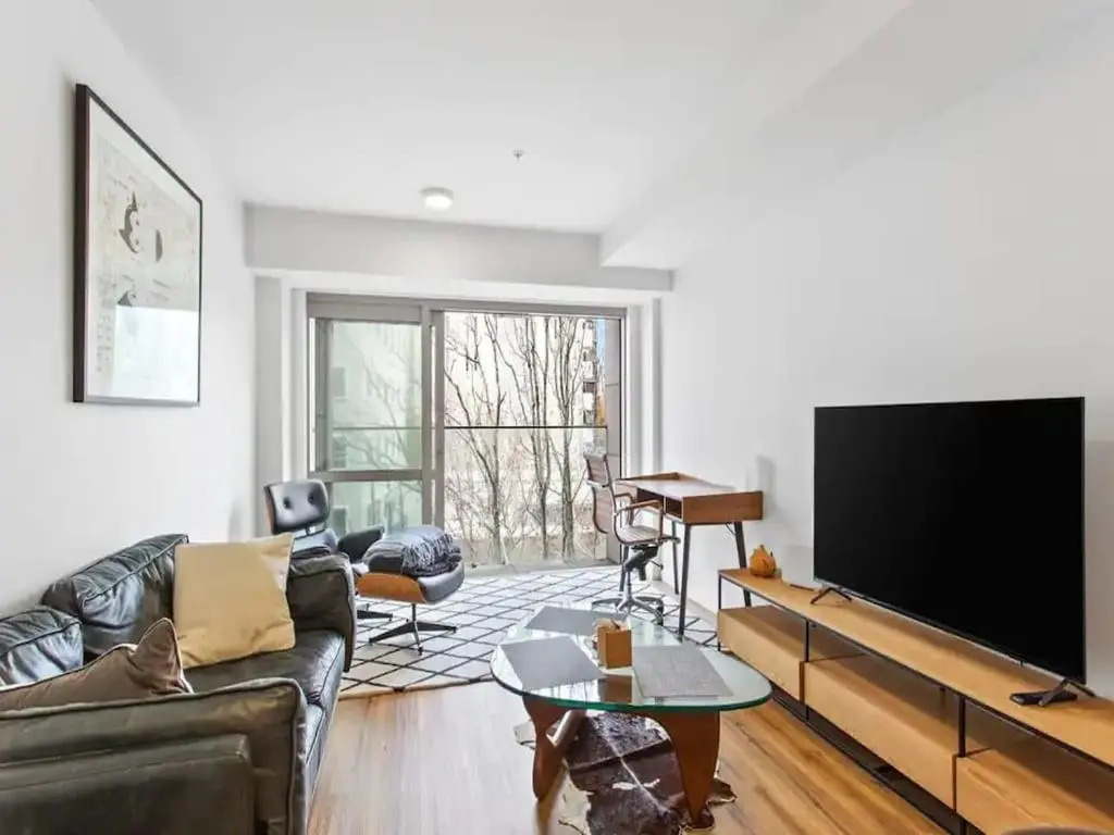 Central Modern Apt. w/ Working Space Zodiak Stays